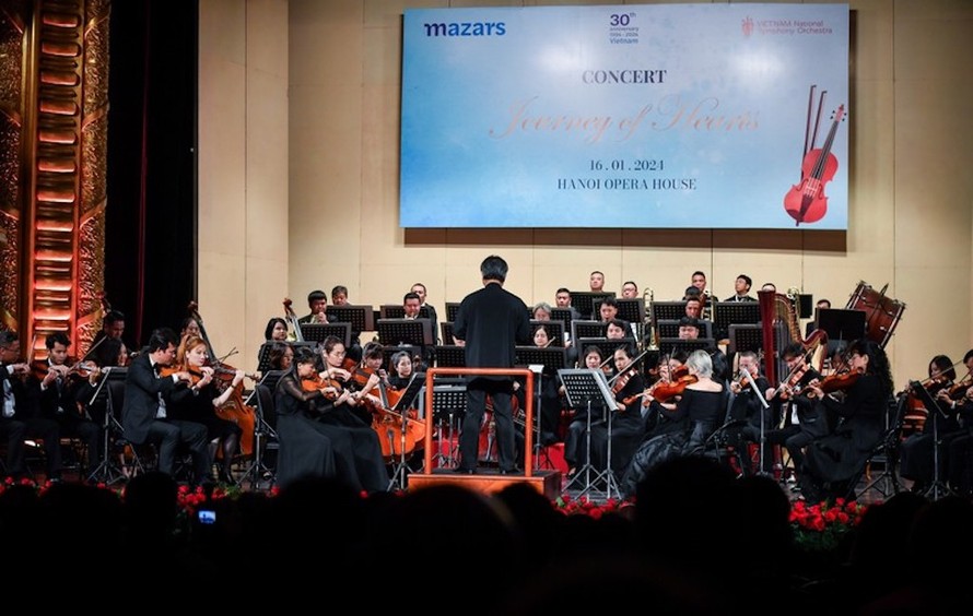 Nhạc trưởng Honna Tetsuji và các nghệ sĩ của Dàn nhạc Giao hưởng Việt Nam biểu diễn Tổ khúc số 1 L’Arlésienne của Georges Bizet. 