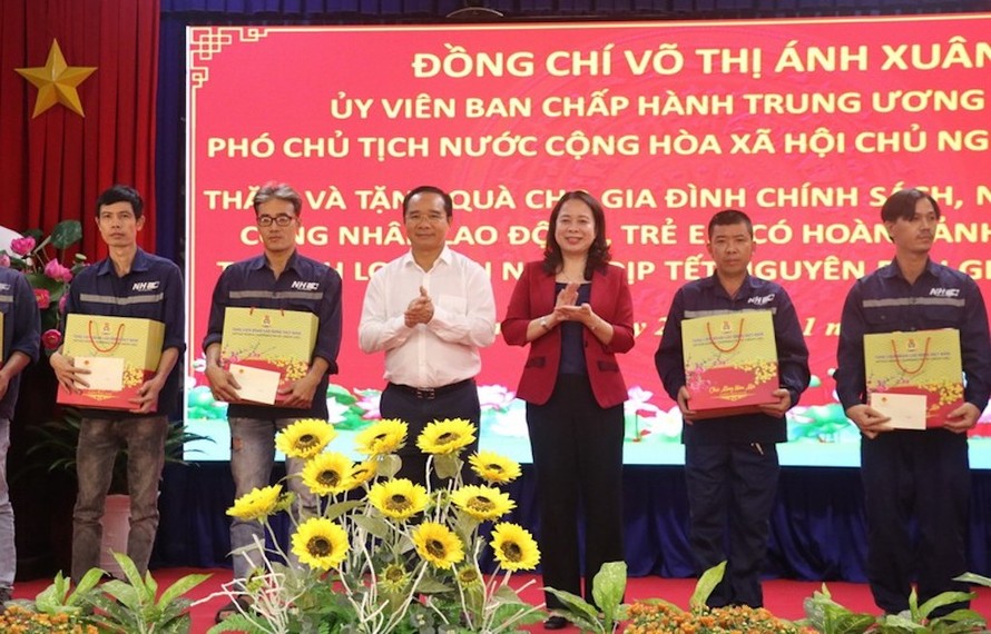 Phó Chủ tịch nước Võ Thị Ánh Xuân tặng 600 phần quà tết cho gia đình chính sách, hộ nghèo, công nhân, người lao động và trẻ em có hoàn cảnh khó khăn tại tỉnh Long An. 