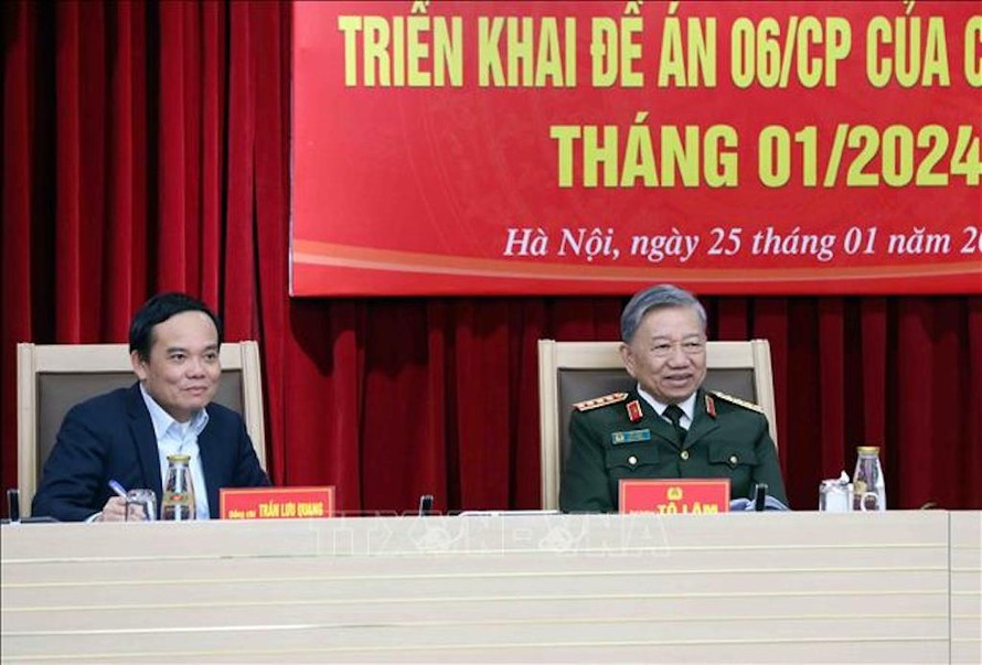 Đại tướng Tô Lâm, Bộ trưởng Bộ Công an, Tổ trưởng Tổ công tác triển khai Đề án 06 của Chính phủ và Phó Thủ tướng Chính phủ Trần Lưu Quang đồng chủ trì phiên họp. 