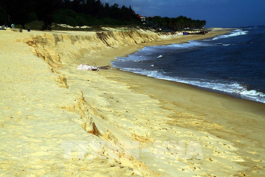 Nhiều giải pháp khắc phục tình trạng sạt lở bãi biển Bảo Ninh