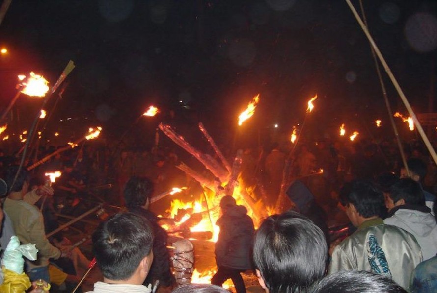 Đêm giao thừa người dân tập trung trước đình làng để lấy lửa thiêng.