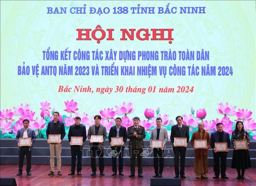 Trao Giấy khen của Giám đốc Công an tỉnh Bắc Ninh cho các tập thể, cá nhân có thành tích xuất sắc. 