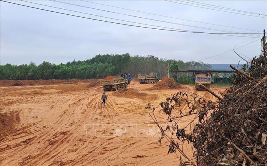 Các phương tiện vận chuyển đất rừng sản xuất bị đào lấy trái phép quy mô lớn ở thôn Bến Hà, xã Linh Trường, huyện Gio Linh, tỉnh Quảng Trị. 
