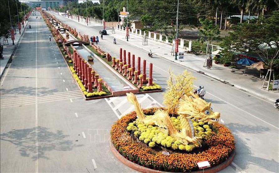 Con đường gốm và hoa xuân Giáp Thìn của tỉnh Vĩnh Long sử dụng trên 2.000 sản phẩm gốm đỏ các loại của địa phương sản xuất. 