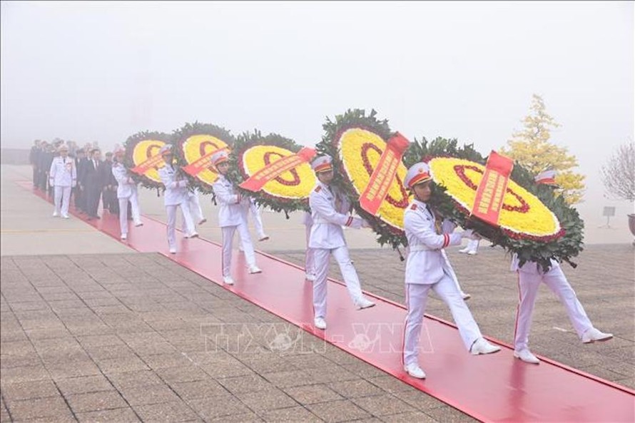 Các đồng chí lãnh đạo, nguyên lãnh đạo Đảng, Nhà nước đặt vòng hoa và vào Lăng viếng Chủ tịch Hồ Chí Minh.