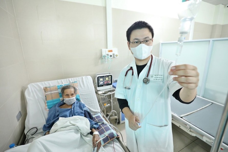 Điều trị cho bệnh nhân mắc cúm A tại Bệnh viện Thanh Nhàn. (Ảnh minh hoạ)