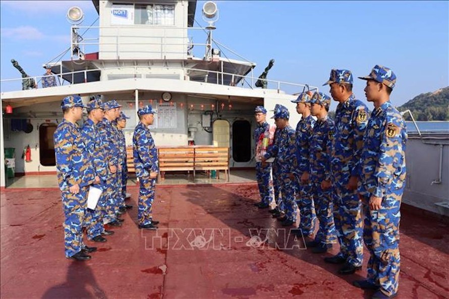 Thượng Đỗ Văn Sơn – Chính ủy Lữ đoàn 955 (giữa, bên trái) tặng quà cho một tàu trực. 