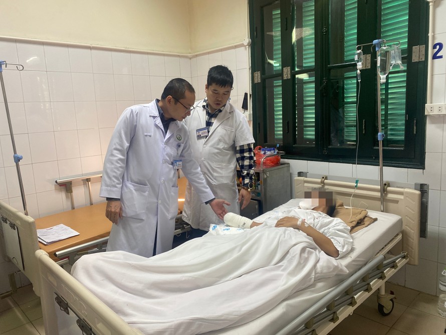 Một ca cấp cứu do pháo nổ dịp Tết Giáp Thìn đang điều trị tại Bệnh viện Việt Đức.