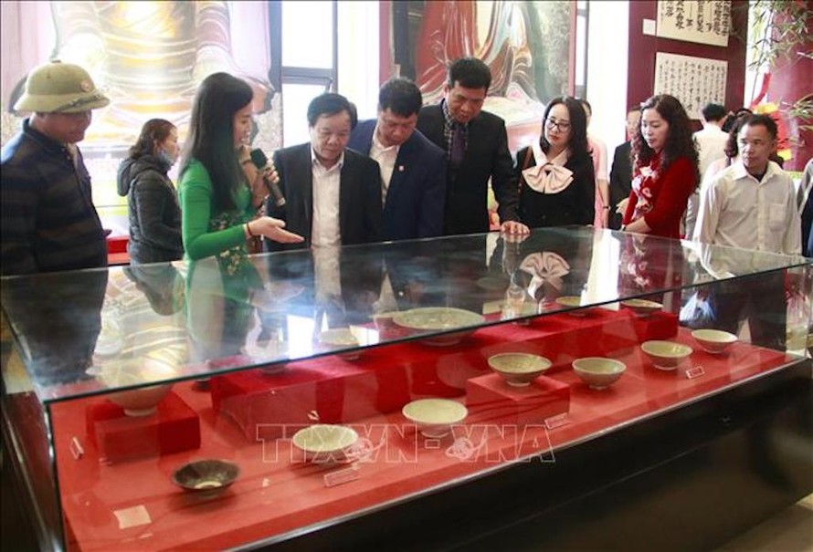 Đại biểu và du khách tham quan khu trưng bày "Cổ vật tiêu biểu thời Lý - Trần trên địa bàn tỉnh Bắc Giang”. 