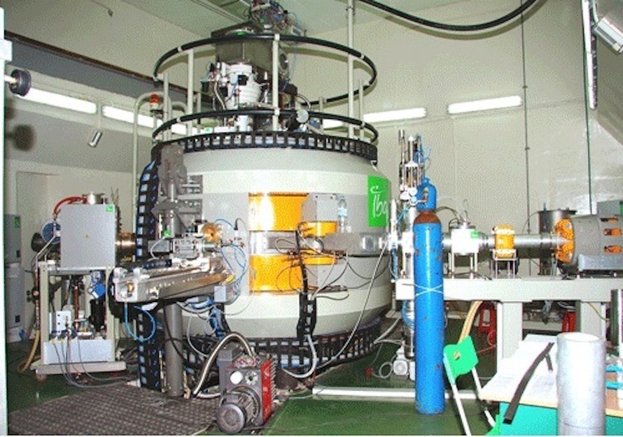Máy gia tốc 30 MeV dùng để sản xuất dược chất phóng xạ tại Bệnh viện Trung ương Quân đội 108.