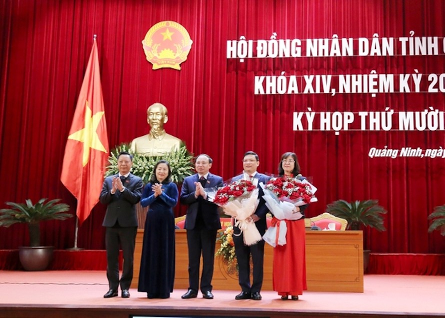 Ông Nghiêm Xuân Cường - Tân Phó Chủ tịch UBND tỉnh Quảng Ninh (thứ 2 từ phải sang).