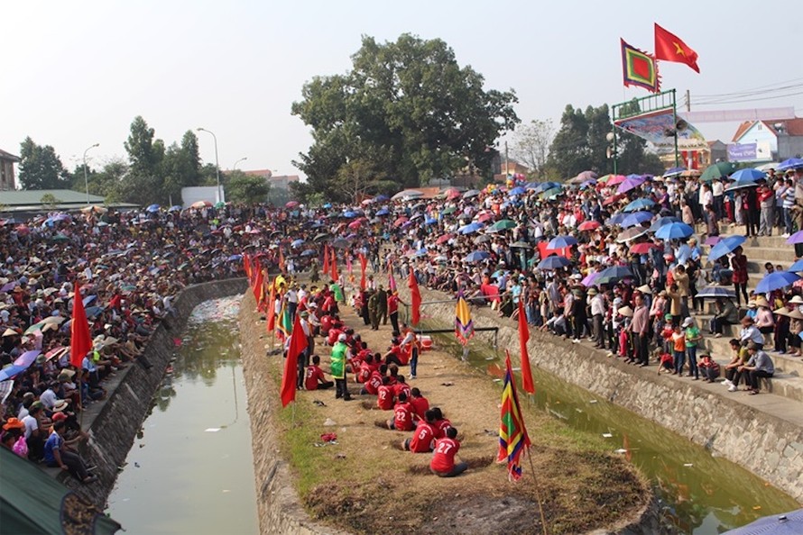 Lễ hội kéo song, thị trấn Hương Canh, huyện Bình Xuyên được công nhận là di sản văn hóa phi vật thể cấp quốc gia và UNESCO ghi danh vào danh sách di sản văn hóa phi vật thể đại diện của nhân loại.