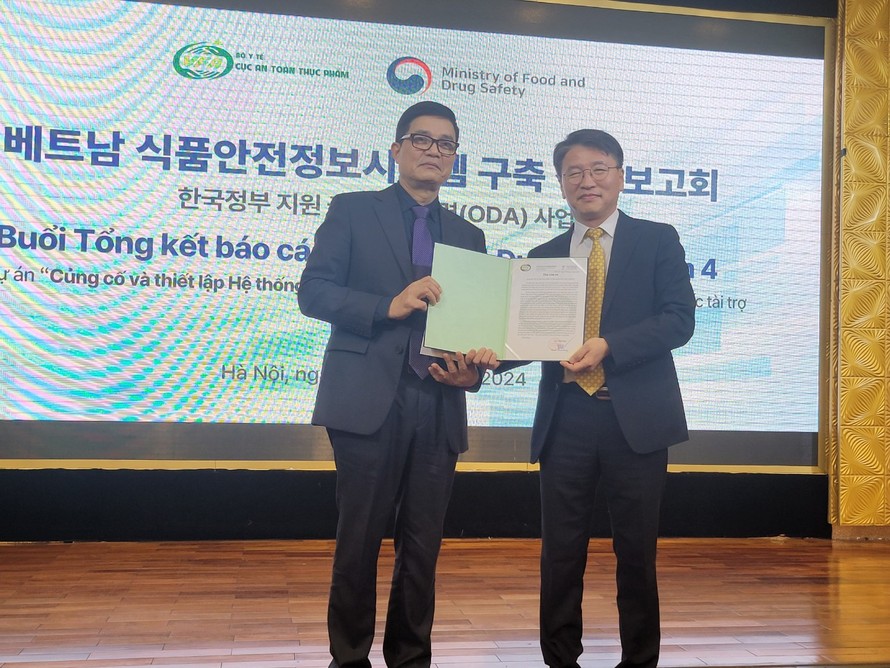 Lãnh đạo Bộ An toàn thực phẩm và Dược phẩm Hàn Quốc bàn giao tượng trưng hệ thống quản trị ATTP tại VN