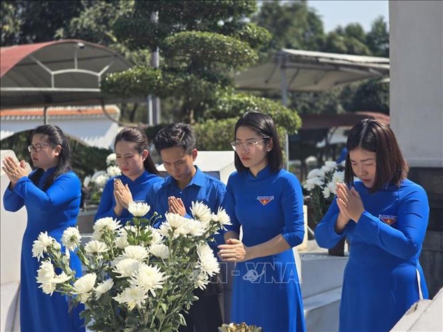 Nữ công Thành đoàn Hà Tĩnh trong trang phục áo dài truyền thống dâng hương tại Khu mộ 10 liệt sĩ thanh niên xung phong Ngã ba Đồng Lộc. 