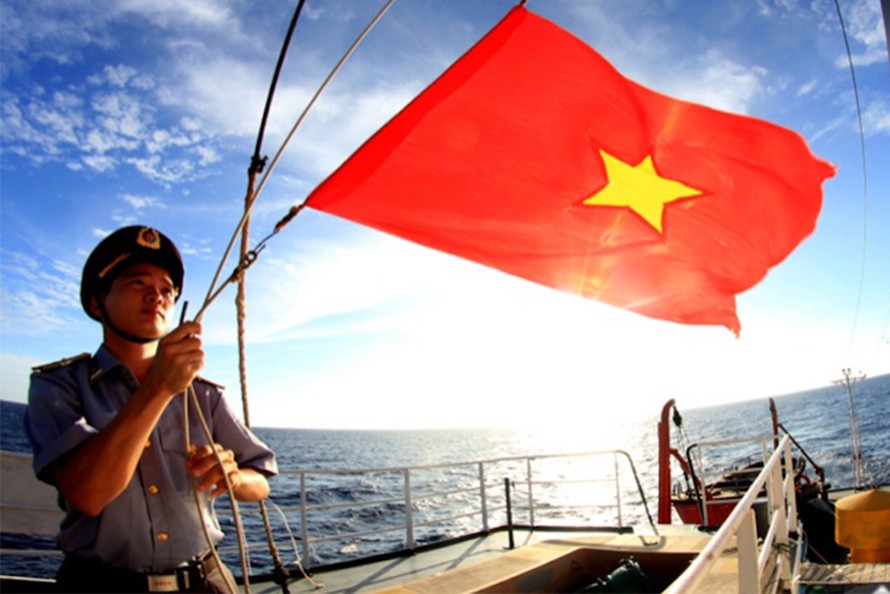 Thượng cờ trên biển Hoàng Sa (tỉnh Khánh Hòa).