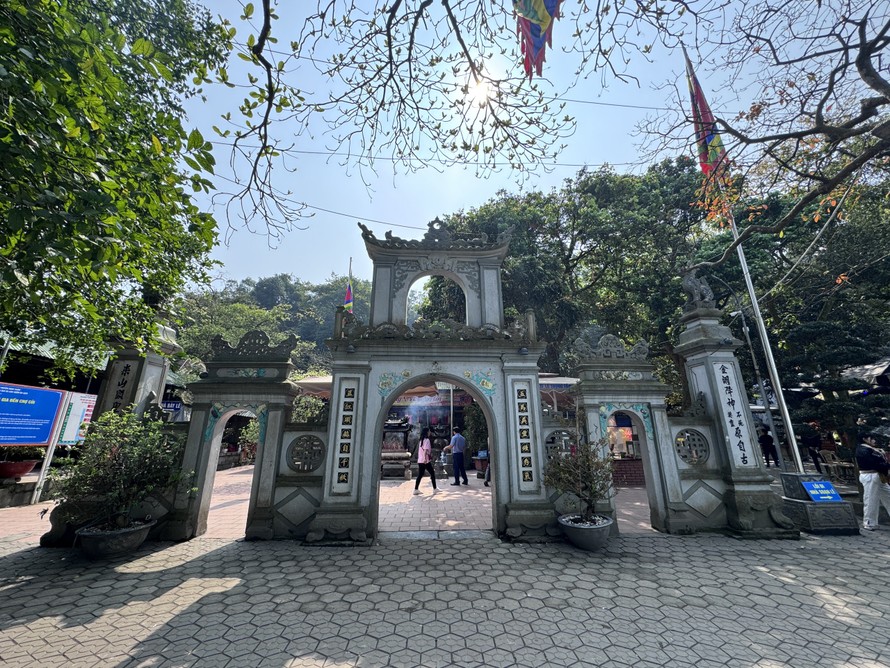 Đền Chợ Củi là Di tích lịch sử - văn hóa cấp Quốc gia (thuộc địa phận xã Xuân Hồng, huyện Nghi Xuân, tỉnh Hà Tĩnh).
