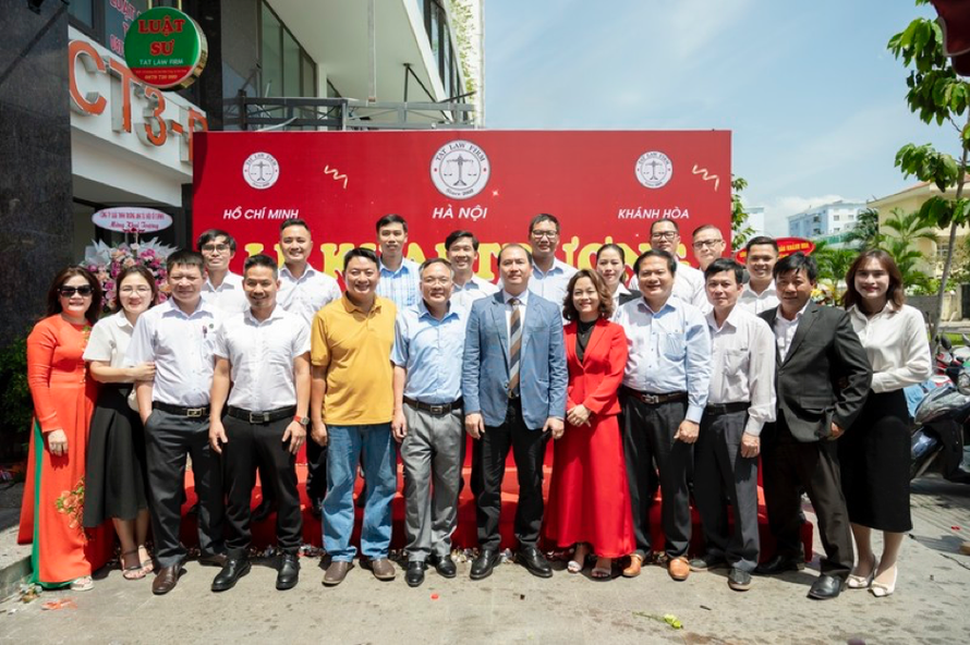 Đông đảo lãnh đạo, đại diện Sở, ban ngành địa phương, các nhà báo, luật sư đồng nghiệp và đông đảo đối tác, khách hàng đến chúc mừng lễ khai trương chinh nhanh TAT Law Firm tại Khánh Hòa.