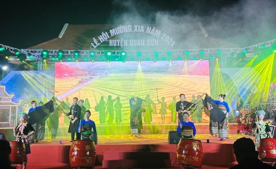 Chương trình hòa tấu nhạc cụ dân tộc tại lễ hội. 
