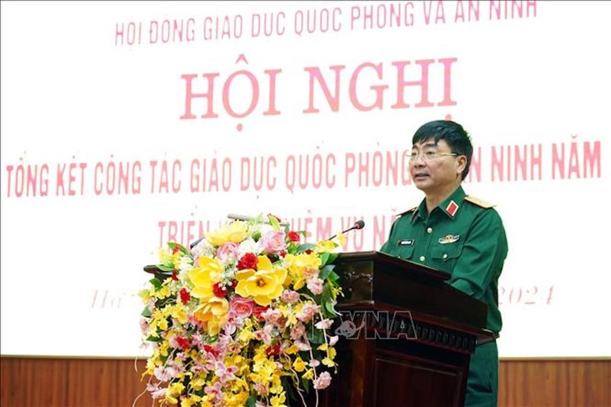 Thiếu Tướng Phạm Hoàng Long, Phó Tham mưu trưởng Quân khu 3 phát biểu tại hội nghị. 