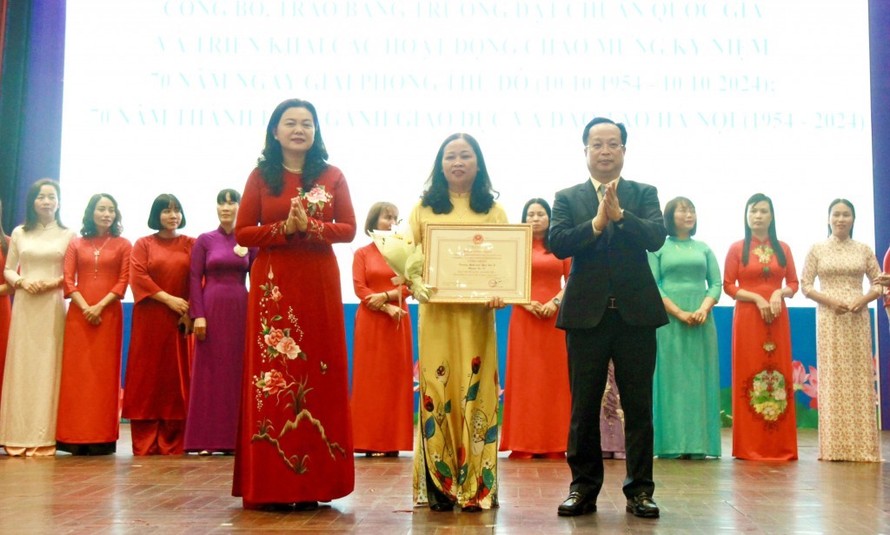 Giám đốc Sở GD&ĐT Hà Nội Trần Thế Cương và Phó Giám đốc Sở GD&ĐT Trần Lưu Hoa trao bằng chứng nhận đạt chuẩn quốc gia tới đại diện các trường học.