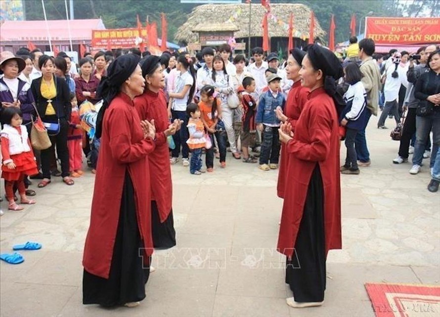 Điệu múa hát Xoan truyền thống do các nghệ nhân tỉnh Phú Thọ trình diễn.