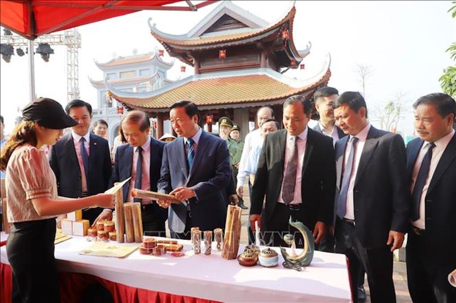 Phó Thủ tướng Trần Hồng Hà và đại biểu tham quan các gian trưng bày sản phẩm OCOP của thành phố Hà Tĩnh. 
