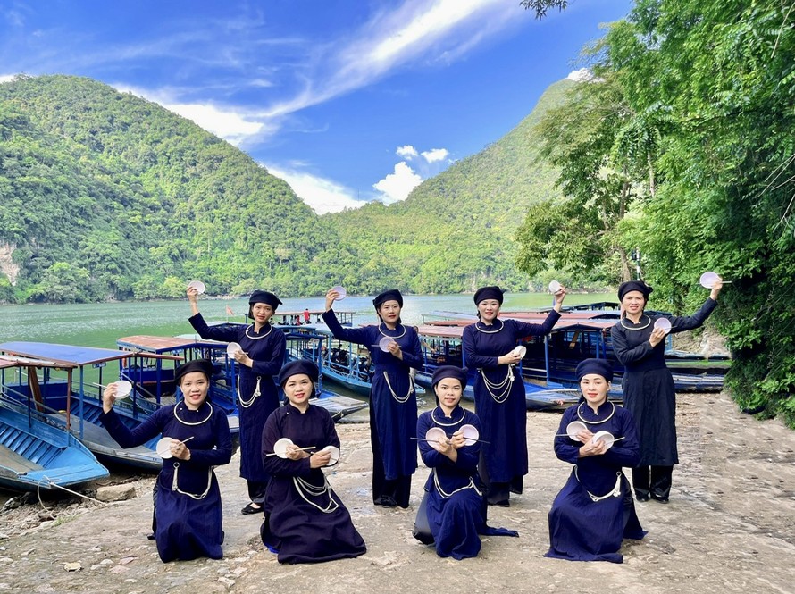 Điệu múa bát của người Tày được người dân ở thôn Cốc Tộc huyện Ba Bể biểu diễn phục vụ khách du lịch. 
