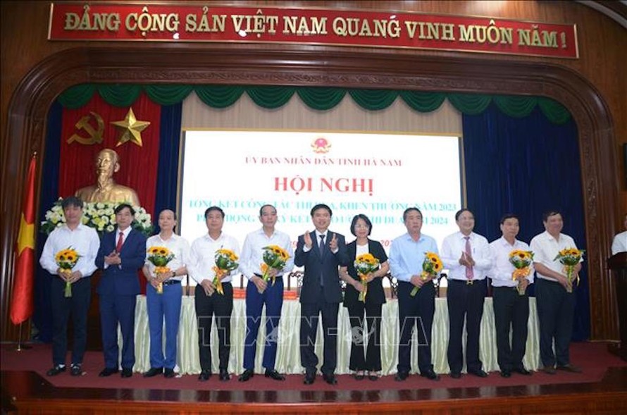 Ông Trương Quốc Huy, Chủ tịch UBND tỉnh, Chủ tịch Hội đồng Thi đua khen thưởng tỉnh tặng hoa các các trưởng Khối thi đua. 