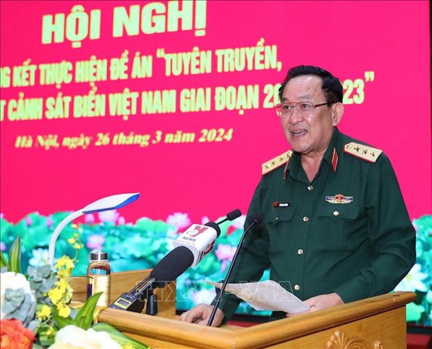 Thượng tướng Võ Minh Lương, Ủy viên Trung ương Đảng, Thứ trưởng Bộ Quốc phòng phát biểu tại hội nghị. 