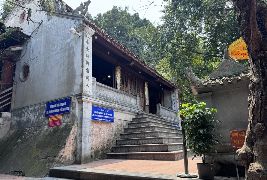 Di tích Quốc gia đền Chợ Củi nằm tại địa phận xã Xuân Hồng (huyện Nghi Xuân, tỉnh Hà Tĩnh).