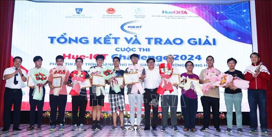 Ban tổ chức trao giải Nhất cho các thí sinh xuất sắc.