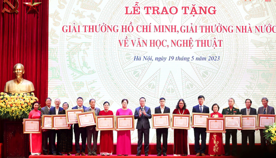 Trao Giải thưởng Hồ Chí Minh" "Giải thưởng Nhà nước" về văn học, nghệ thuật.