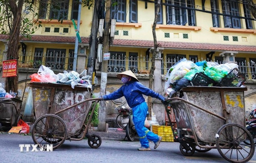 Công nhân vệ sinh thu dọn rác. 