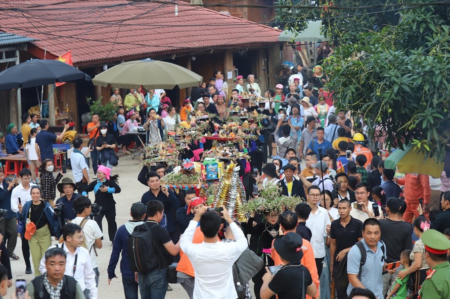 Lễ dâng hương Miếu Ông, Miếu Bà tại Lễ hội Chợ Phong lưu Khâu Vai 2023.