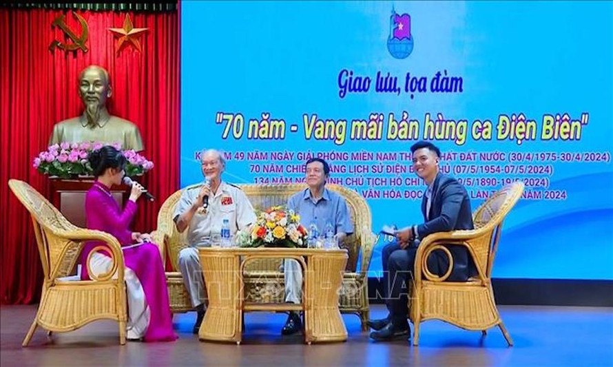 Đại tá Nguyễn Hữu Tài và Đại tá, PGS, TS Nguyễn Mạnh Hà tham gia buổi giao lưu, tọa đàm. 