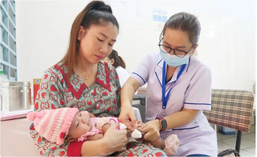 Tiêm vaccine dịch vụ tại Trạm Y tế xã Phong Phú, huyện Bình Chánh, Thành phố Hồ Chí Minh. (Ảnh minh họa)