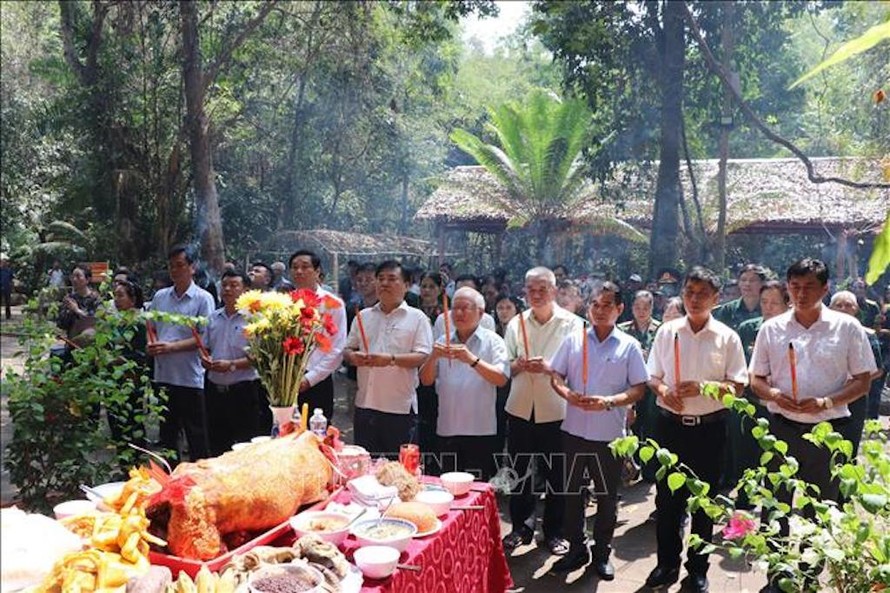 Đông đảo cựu chiến binh và các tầng lớp nhân dân về tham dự lễ giỗ cho các anh hùng liệt sỹ đã hy sinh trong cuộc kháng chiến chống Mỹ tại Chiến khu D (xã Mã Đà, huyện Vĩnh Cửu, tỉnh Đồng Nai).