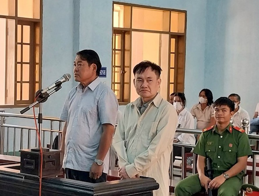 Ông Nguyễn Tư Sơn (bìa trái) và ông Trương Quý Sửu tại tòa.