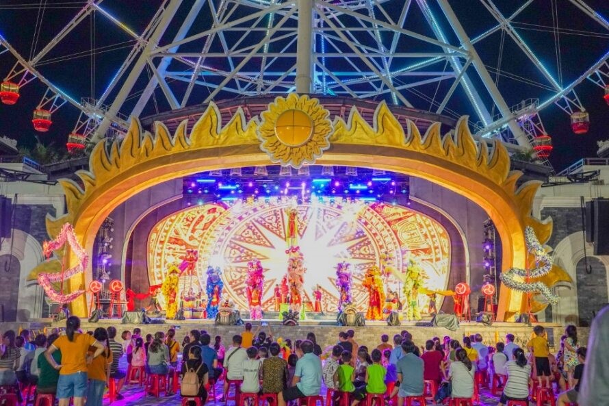 Trình diễn Lân Sư Rồng luôn là “đặc sản” mà du khách không nên bỏ lỡ khi ghé thăm Công viên Châu Á