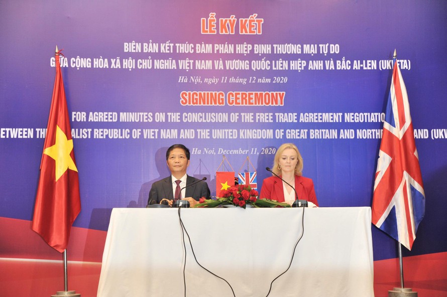 Bộ trưởng Bộ Công Thương Việt Nam Trần Tuấn Anh và Bộ trưởng Bộ Thương mại quốc tế Vương quốc Anh Liz Truss chủ trì buổi Họp báo.