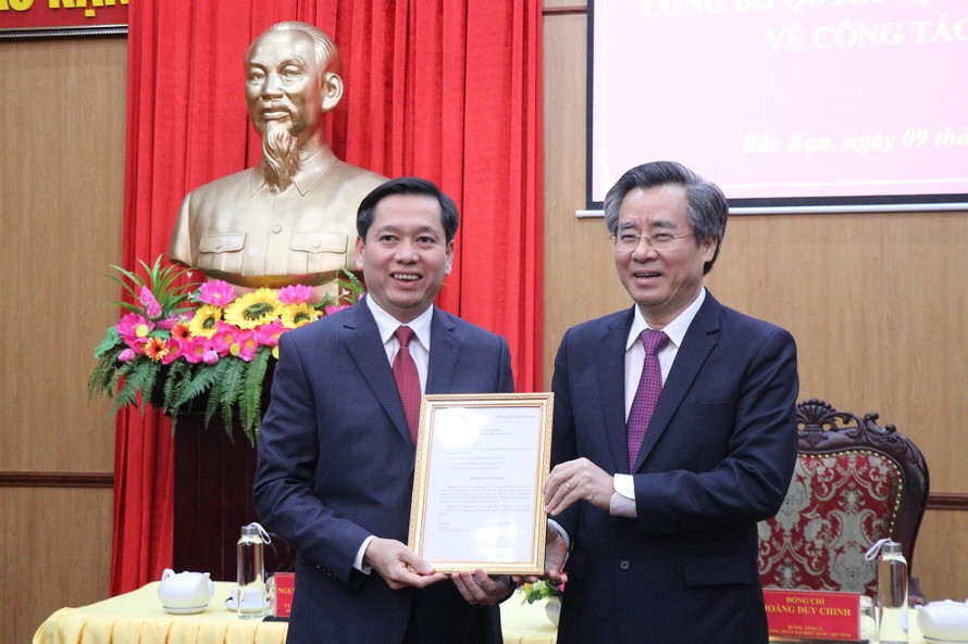 Đồng chí Nguyễn Long Hải (trái) nhận quyết định của Ban Bí thư. Ảnh: Cổng TTĐT tỉnh Bắc Kạn 