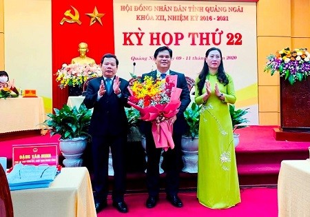 Lãnh đạo tỉnh Quảng Ngãi chúc mừng ông Trần Phước Hiền - Ảnh: VGP/Lưu Hương 