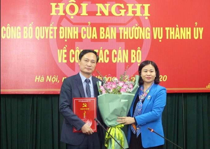 Phó Bí thư Thường trực Thành ủy Hà Nội Nguyễn Thị Tuyến trao Quyết định cho đồng chí Phạm Minh Anh. 