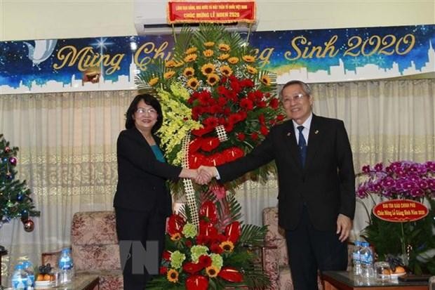 Phó Chủ tịch nước Đặng Thị Ngọc Thịnh tặng hoa, quà chúc mừng Tổng Liên hội Hội thánh Tin Lành Việt Nam (miền Nam) và Mục sư, Hội trưởng Thái Phước Trường nhân lễ Giáng sinh 2020 và Tết dương lịch 2021. (Ảnh: Thanh Vũ/TTXVN) 