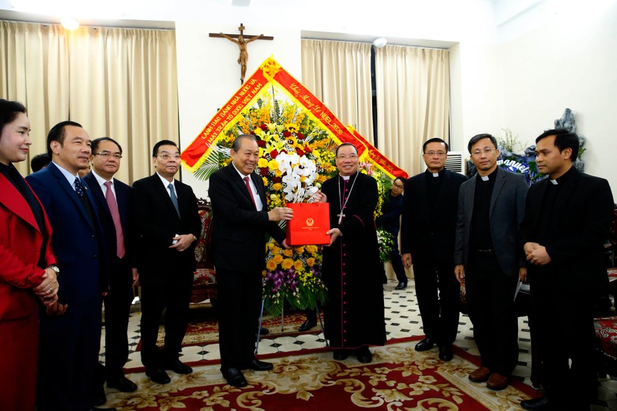 Phó Thủ tướng Thường trực Chính phủ Trương Hòa Bình thăm Đức giám mục Vũ Văn Thiên và Giáo phận Hà Nội. Ảnh VGP/Lê Sơn 