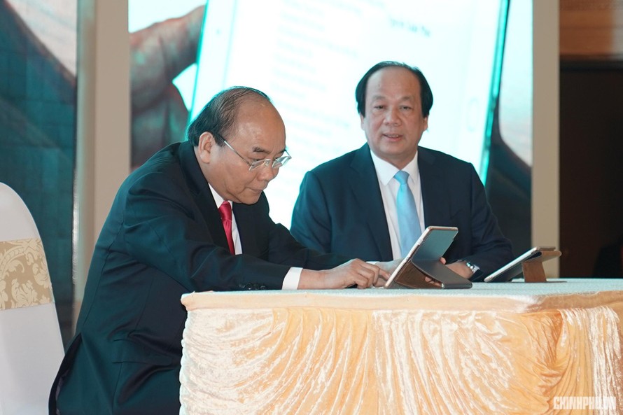Thủ tướng Nguyễn Xuân Phúc ký ban hành văn bản trên hệ thống quản lý văn bản điện tử vào tháng 3/2019. Ảnh: VGP/Quang Hiếu