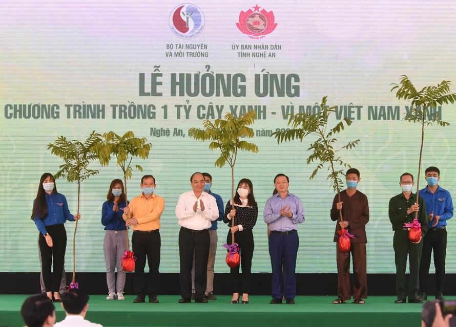 Thủ tướng Nguyễn Xuân Phúc dự lễ hưởng ứng chương trình trồng 1 tỷ cây xanh tại Nghệ An. Ảnh: VGP/Quang Hiếu.