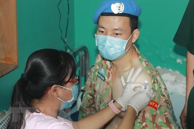 Chiến sỹ Bệnh viện dã chiến cấp 2 số 3 Việt Nam được tiêm vaccine phòng COVID-19 trước khi lên đường nhận nhiệm vụ tại Nam Sudan. (Ảnh: Đinh Hằng/TTXVN)