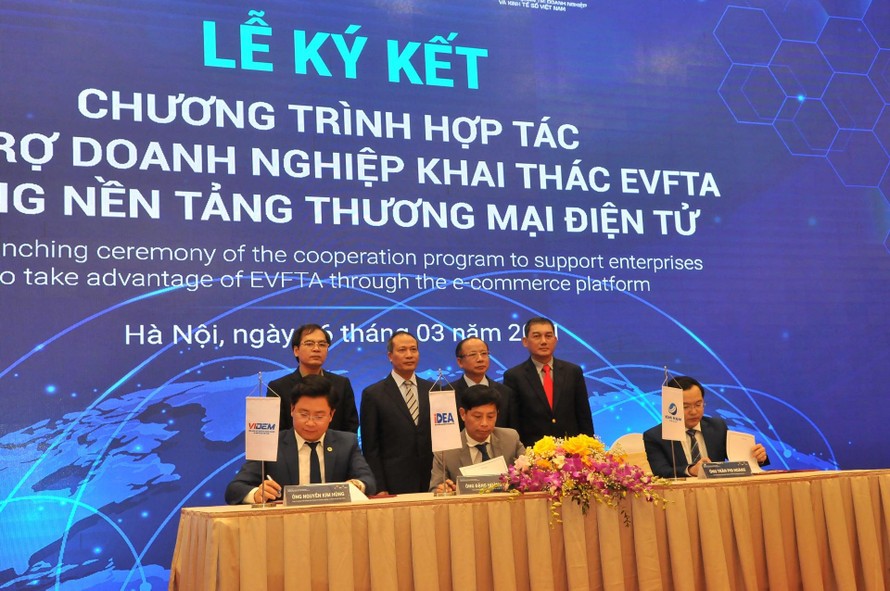 Lễ ký kết ra mắt chương trình hợp tác hỗ trợ doanh nghiệp khai thác EVFTA bằng nền tảng thương mại điện tử .