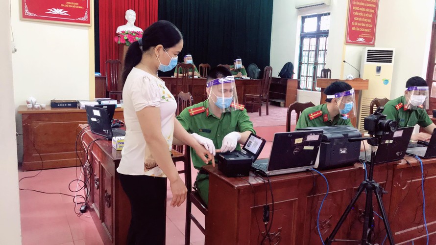CBCS Công an huyện Phúc Thọ cấp CCCD cho bà con tại xã Võng Xuyên.